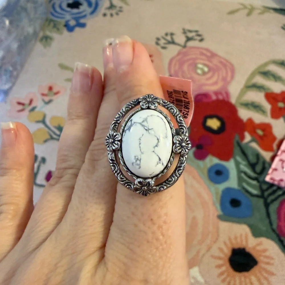 Vintage-Inspired Silver and Cream‎ Necklace Set